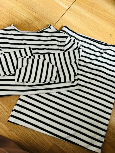 Conjunto de falda y top a rayas blanco y negro - miniatura 2