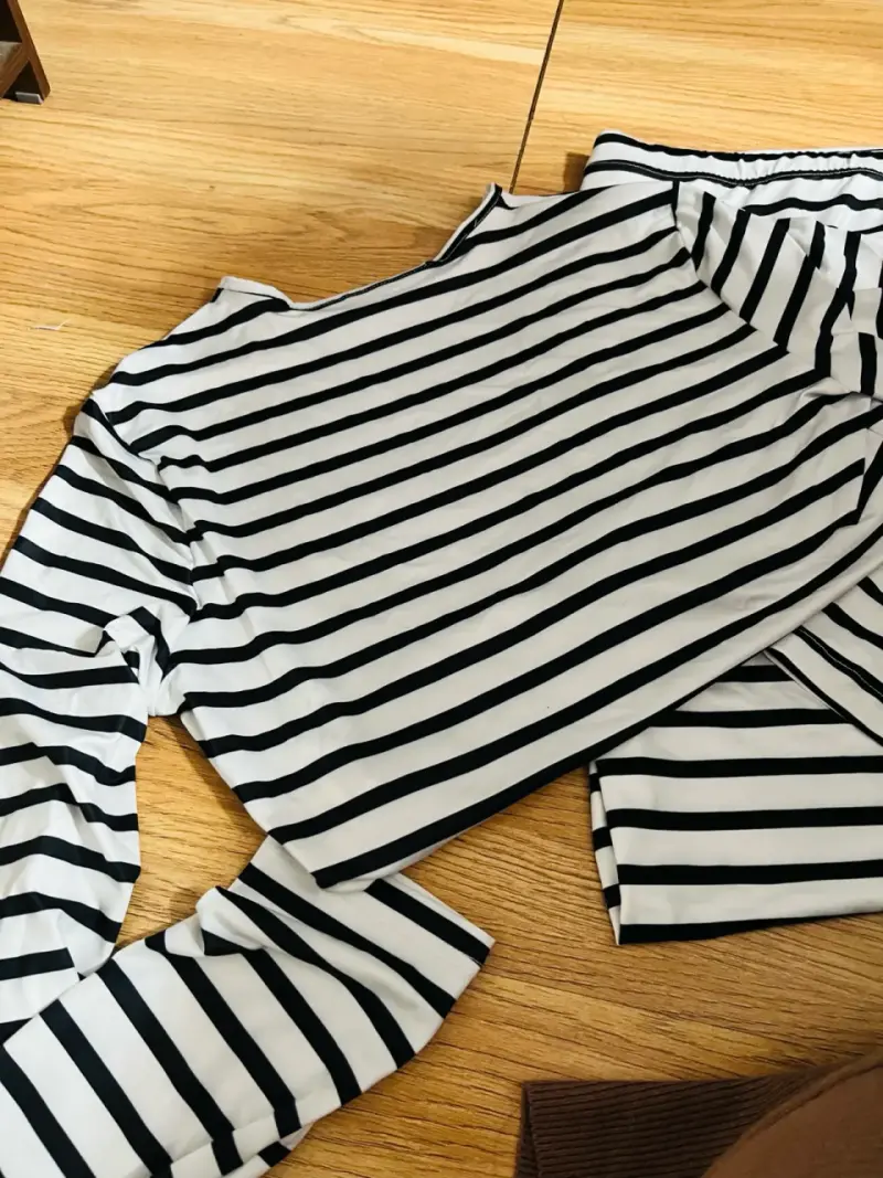 Conjunto de falda y top a rayas blanco y negro - 3
