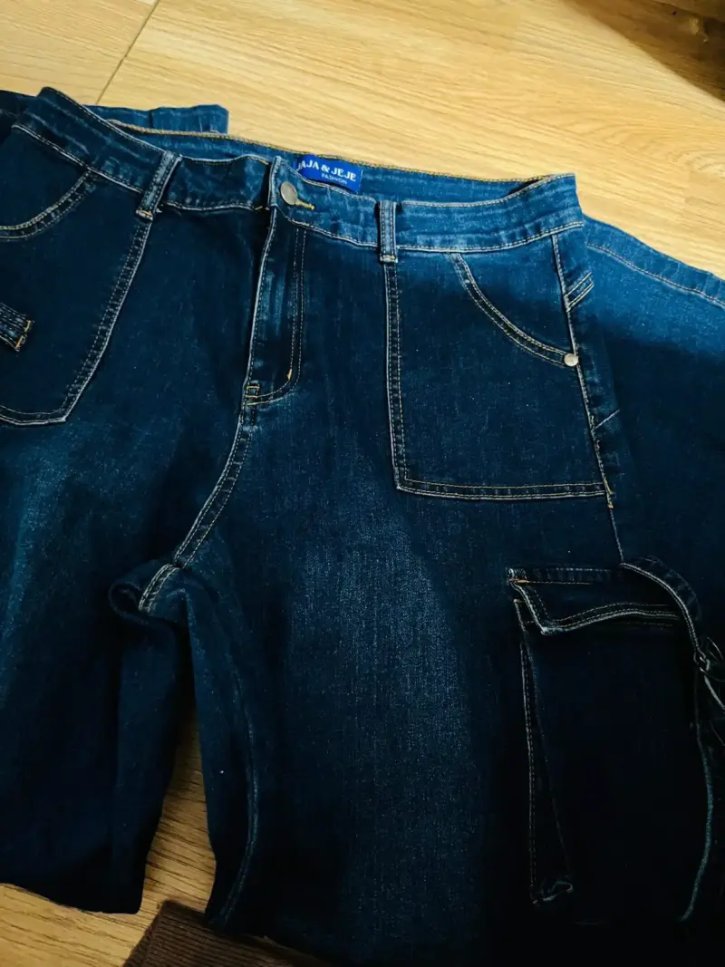 Jeans azul con bolsillos cargo - 1