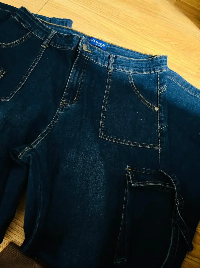 Jeans azul con bolsillos cargo - 2