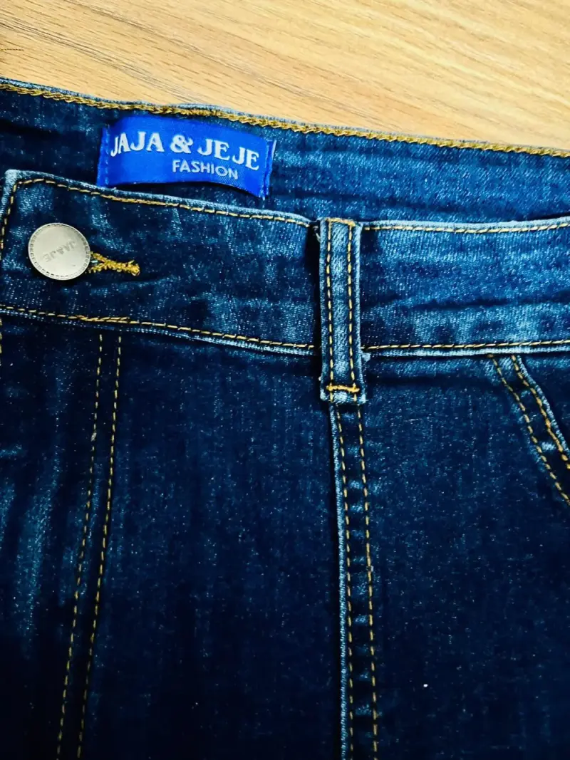 Jeans azul con bolsillos cargo - 3