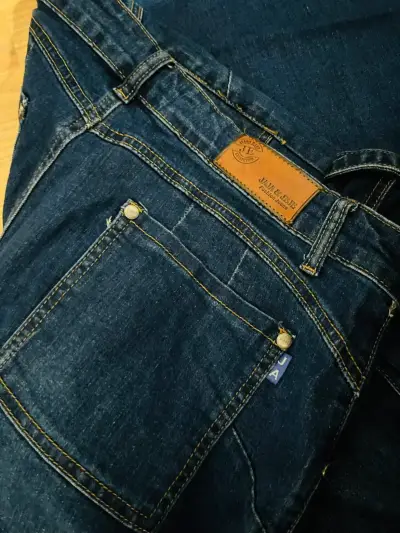 Jeans azul con bolsillos cargo - miniatura 4