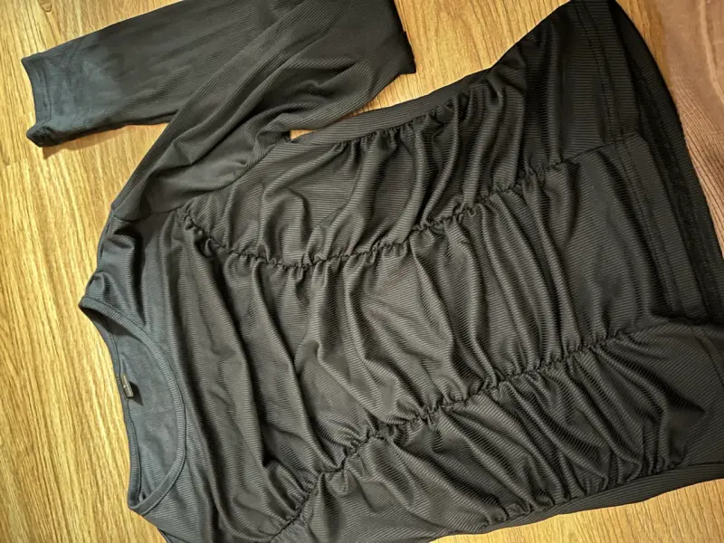 Blusa negra de manga larga con fruncidos - 1