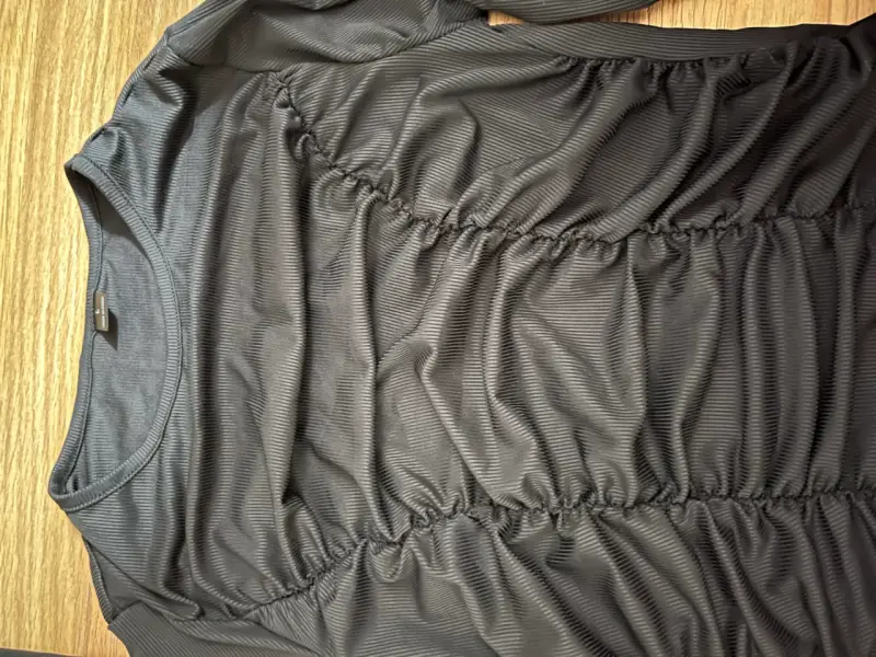 Blusa negra de manga larga con fruncidos - 2