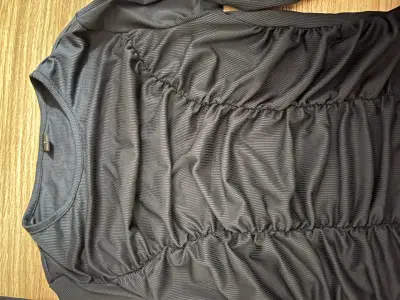Blusa negra de manga larga con fruncidos - miniatura 2