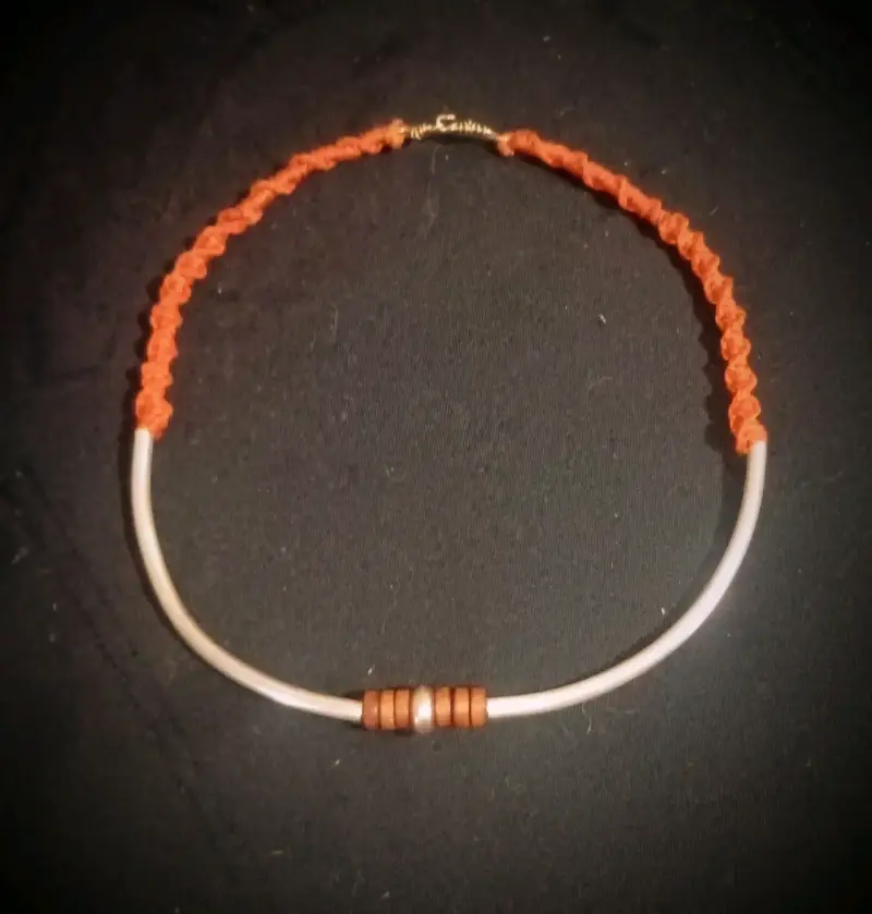Collar artesanal con cuentas de madera