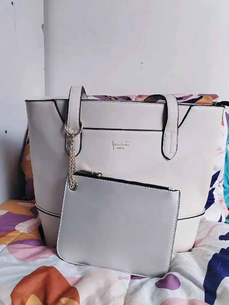 Bolso beige con cartera adicional - 1
