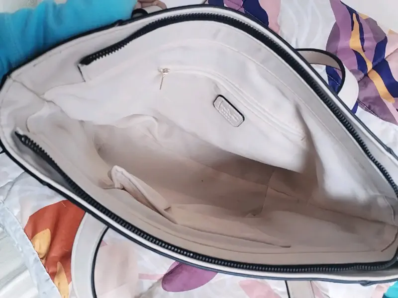 Bolso beige con cartera adicional - 4