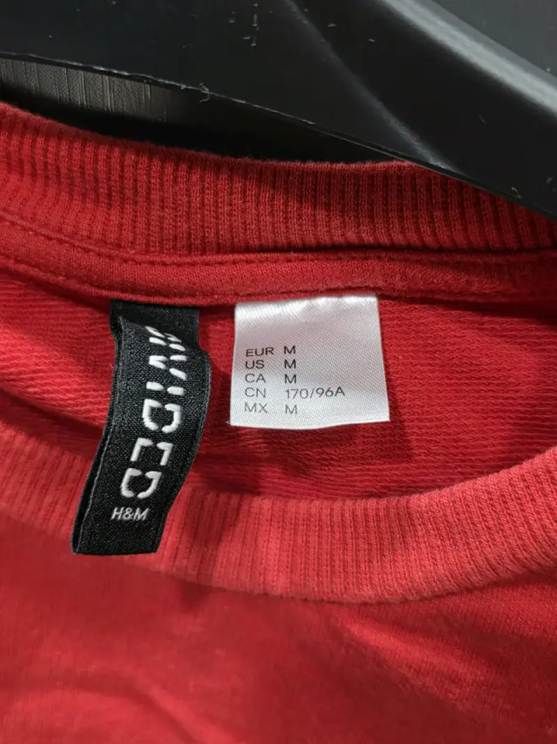 Polera roja con diseño Manhattan - 2