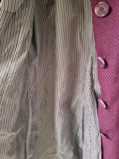 Abrigo color magenta de lana con botones, talla M - miniatura 4