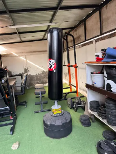 Saco de boxeo con base ajustable - miniatura 2