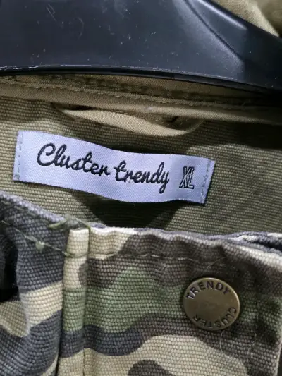 Chaqueta camuflada con capucha para mujer - miniatura 3
