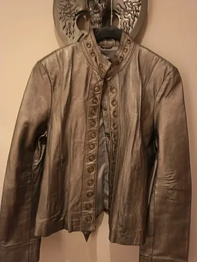 Chaqueta de cuero marrón con botones decorativos - miniatura 1