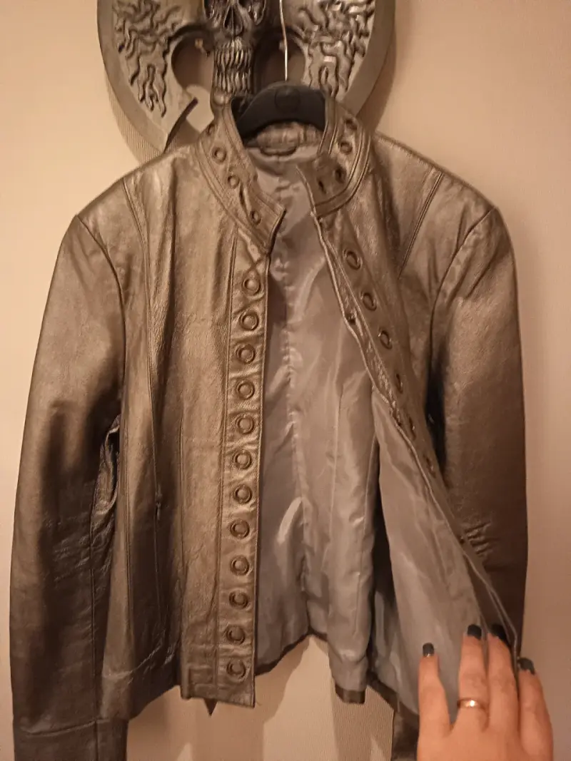 Chaqueta de cuero marrón con botones decorativos - 2