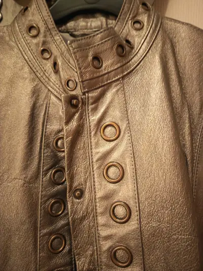 Chaqueta de cuero marrón con botones decorativos - miniatura 3