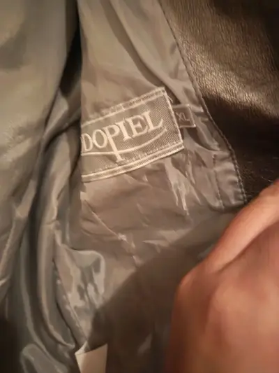 Chaqueta de cuero marrón con botones decorativos - miniatura 5