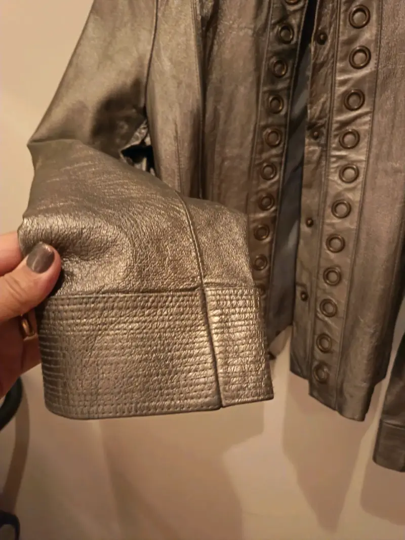 Chaqueta de cuero marrón con botones decorativos - 6