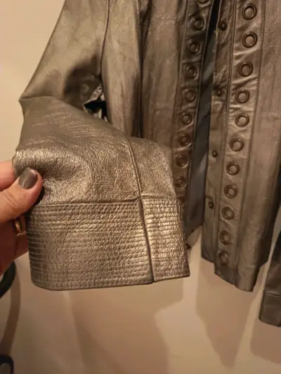 Chaqueta de cuero marrón con botones decorativos - miniatura 6
