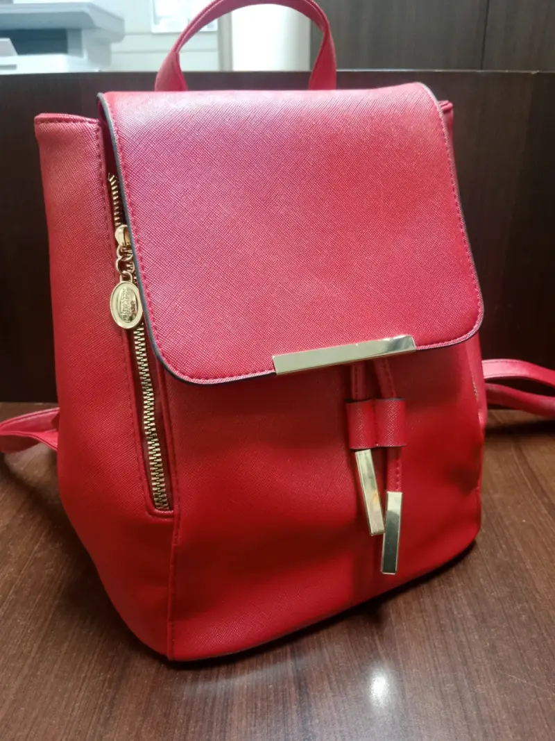 Mochila de cuero sintético roja elegante - 1