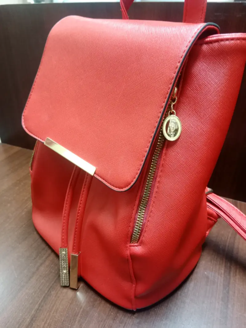Mochila de cuero sintético roja elegante - 2