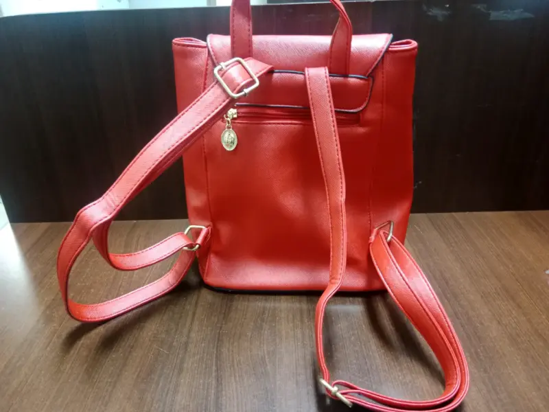 Mochila de cuero sintético roja elegante - 5