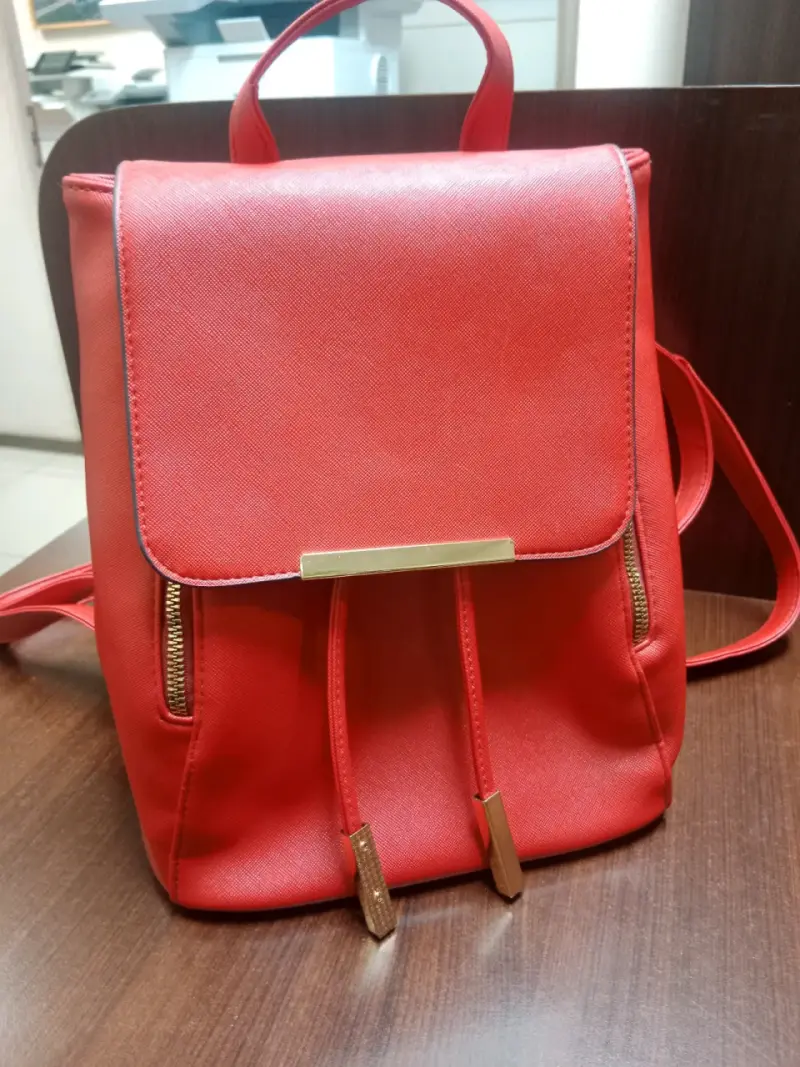 Mochila de cuero sintético roja elegante - 6