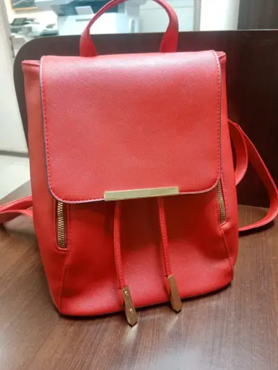 Mochila de cuero sintético roja elegante - miniatura 6