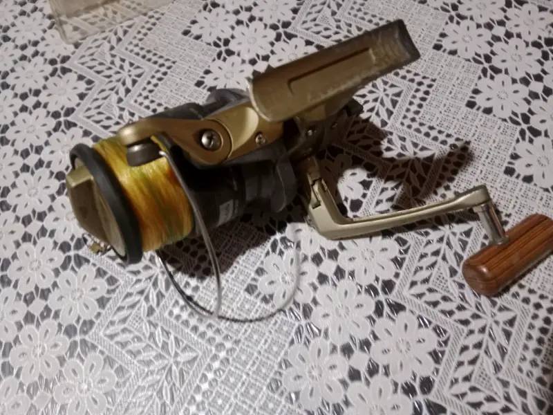 Carrete de pesca metálico con manivela de madera - 1