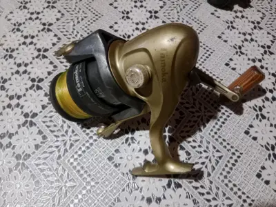 Carrete de pesca metálico con manivela de madera - miniatura 2