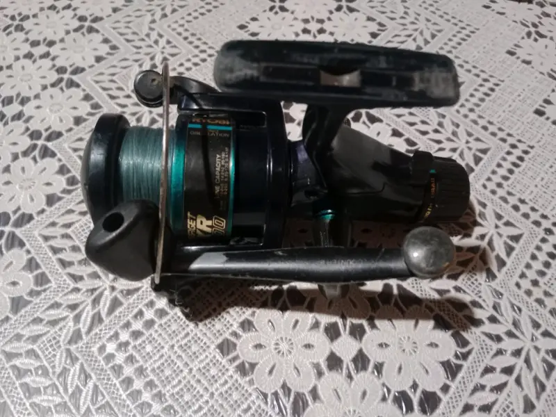 Carrete de pesca metálico con manivela de madera - 3