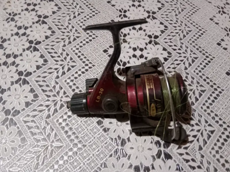 Carrete de pesca metálico con manivela de madera - 4