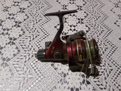 Carrete de pesca metálico con manivela de madera - miniatura 4