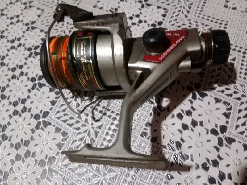 Carrete de pesca metálico con manivela de madera - 5