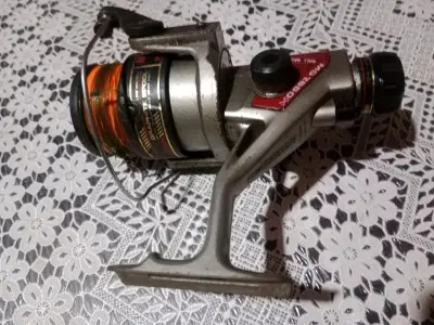 Carrete de pesca metálico con manivela de madera - miniatura 5