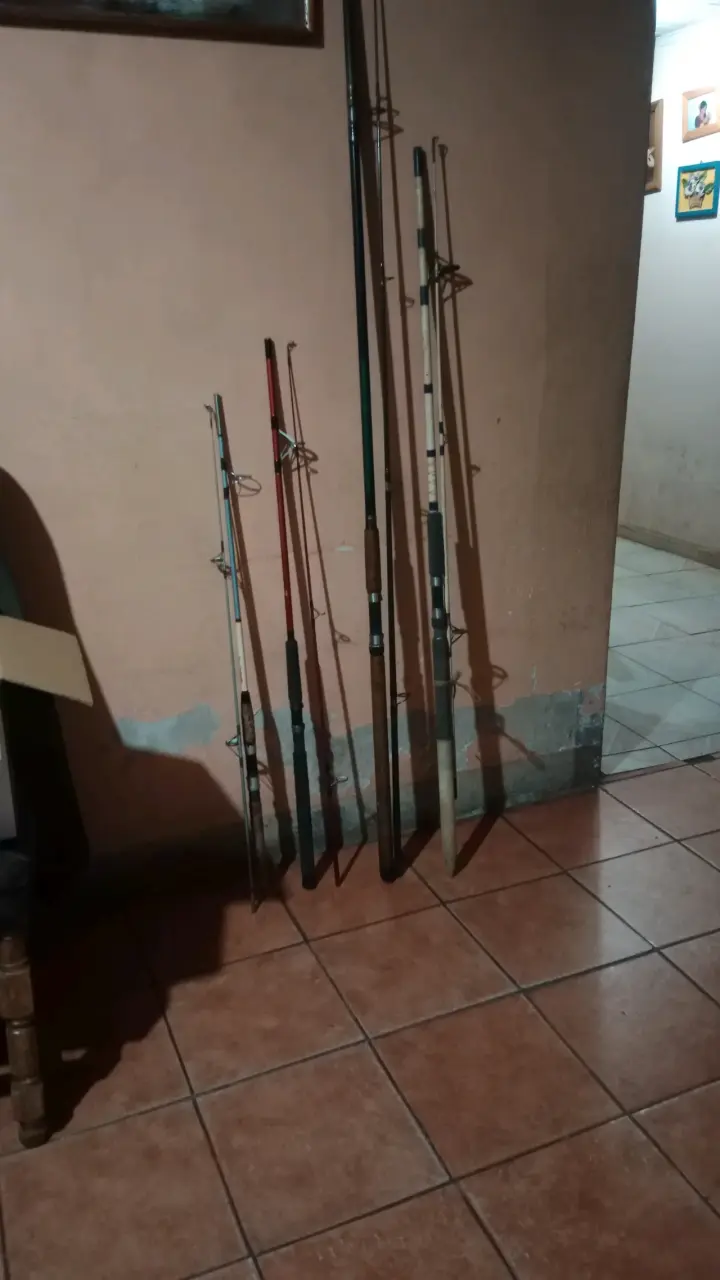 Carrete de pesca metálico con manivela de madera - 6