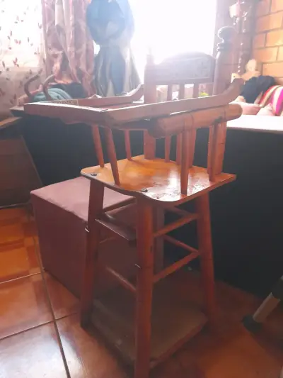 Silla alta de madera para bebé - miniatura 2
