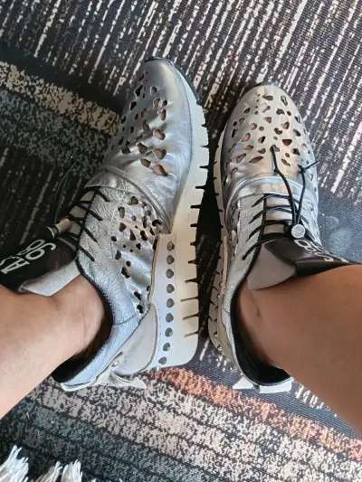 Zapatillas plateadas con diseño calado - miniatura 1