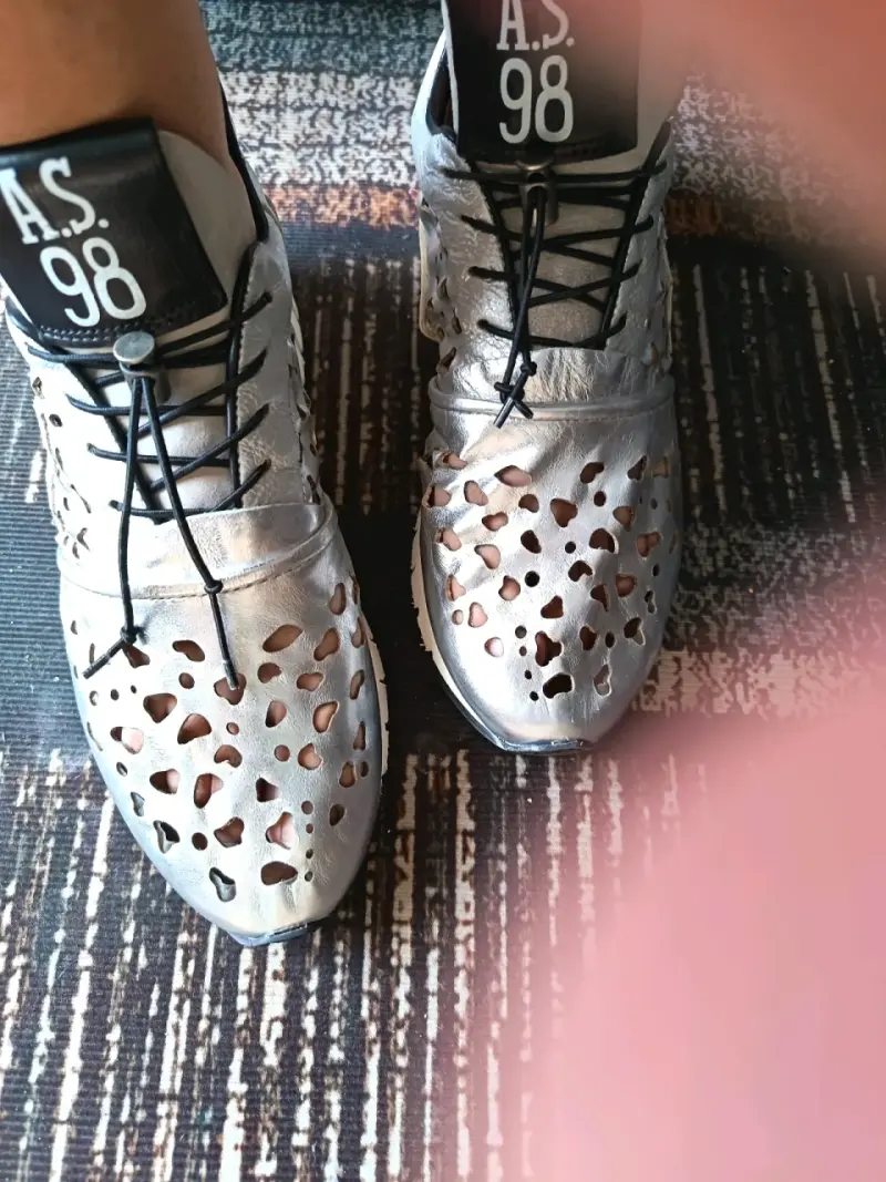 Zapatillas plateadas con diseño calado - 2