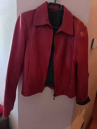 Chaqueta de cuero roja para mujer - miniatura 1