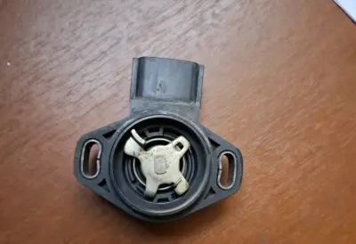 Sensor TPS Hitachi SERA483-06 para auto - miniatura 3