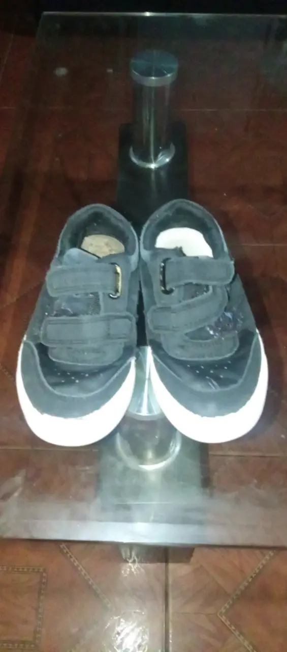 Zapatillas negras para niños con velcro - 1
