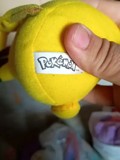 Peluche de Pikachu Pokémon - miniatura 2