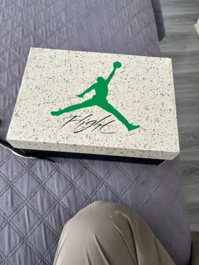 Zapatillas deportivas grises en buen estado - miniatura 3