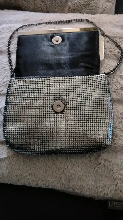 Cartera de mano Volum con brillo plateado - miniatura 2