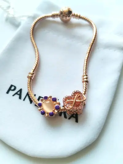 Pulsera Pandora con dijes decorativos - miniatura 1