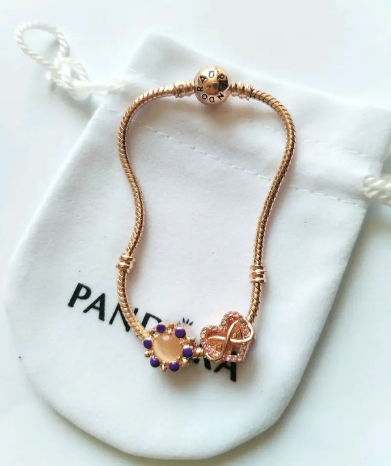 Pulsera Pandora con dijes decorativos - 2