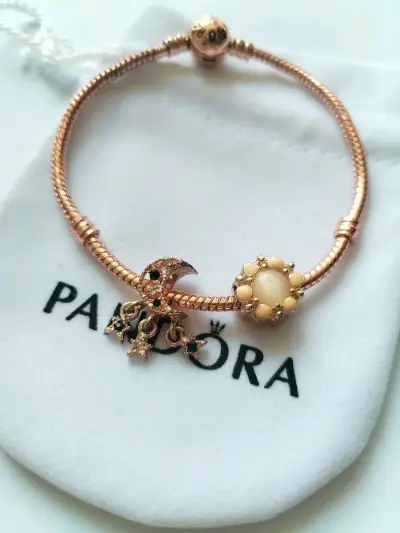 Pulsera Pandora con dijes decorativos - miniatura 3