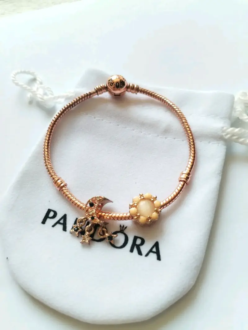 Pulsera Pandora con dijes decorativos - 6