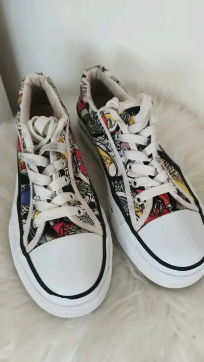 Zapatillas urbanas con diseño gráfico colorido - miniatura 1