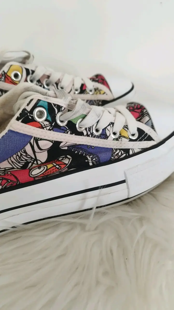 Zapatillas urbanas con diseño gráfico colorido - 2